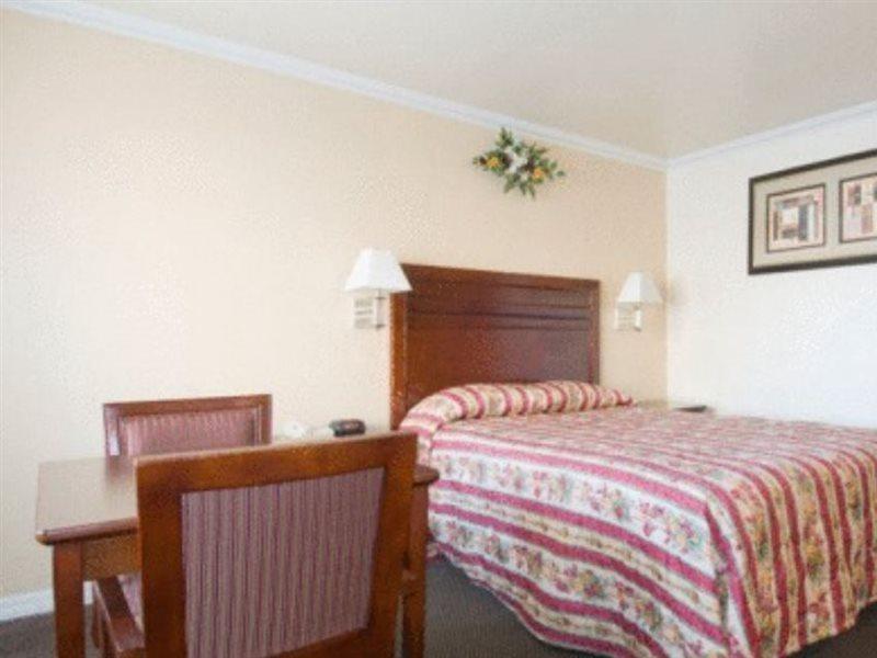 Surestay By Best Western Fresno Central Екстер'єр фото
