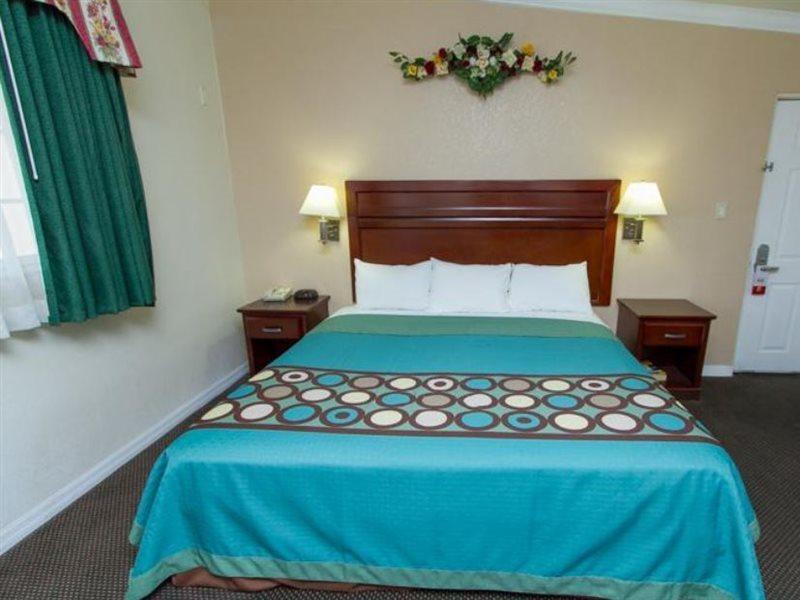 Surestay By Best Western Fresno Central Екстер'єр фото