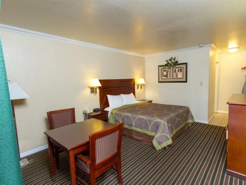 Surestay By Best Western Fresno Central Екстер'єр фото