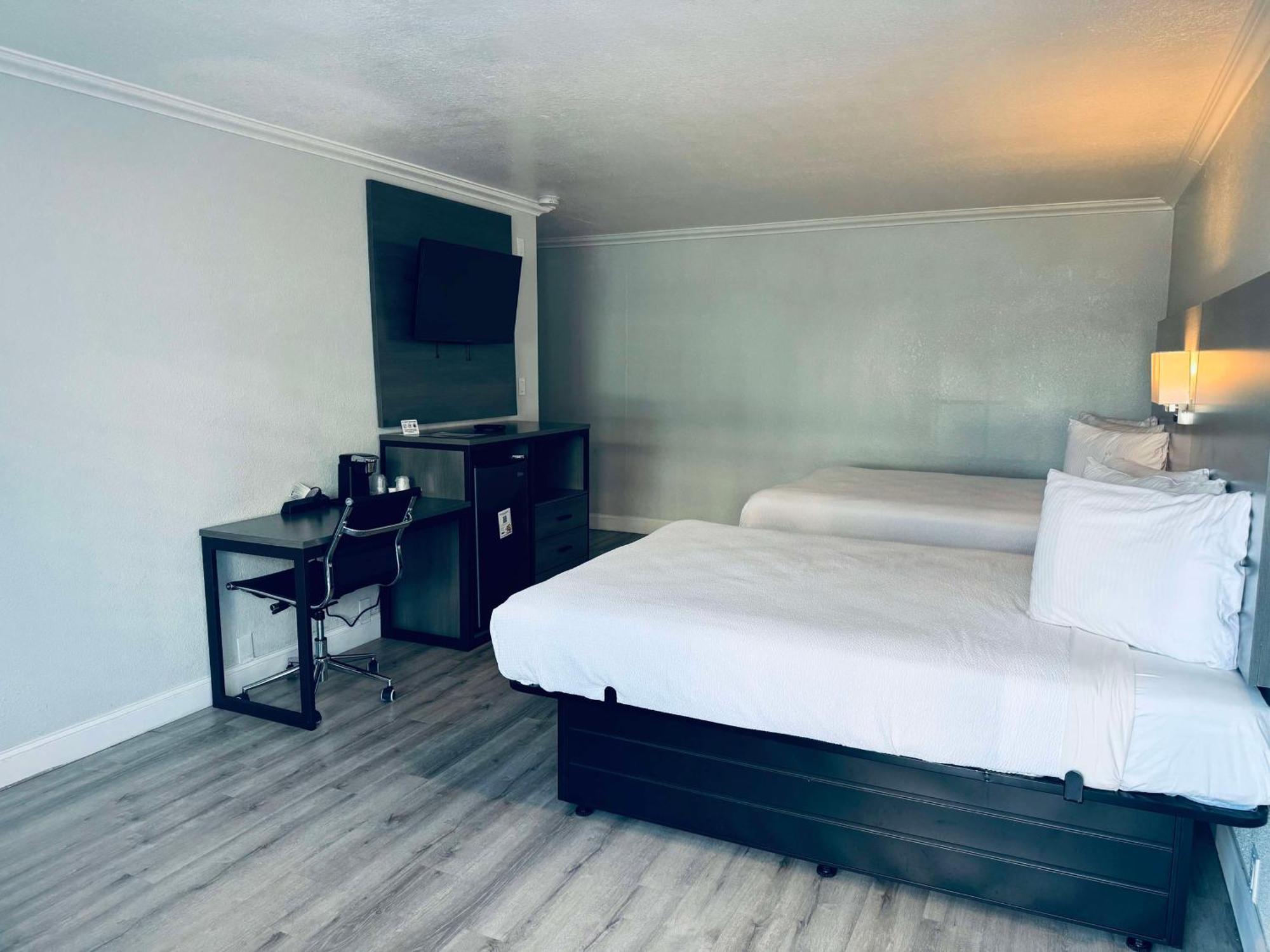 Surestay By Best Western Fresno Central Екстер'єр фото