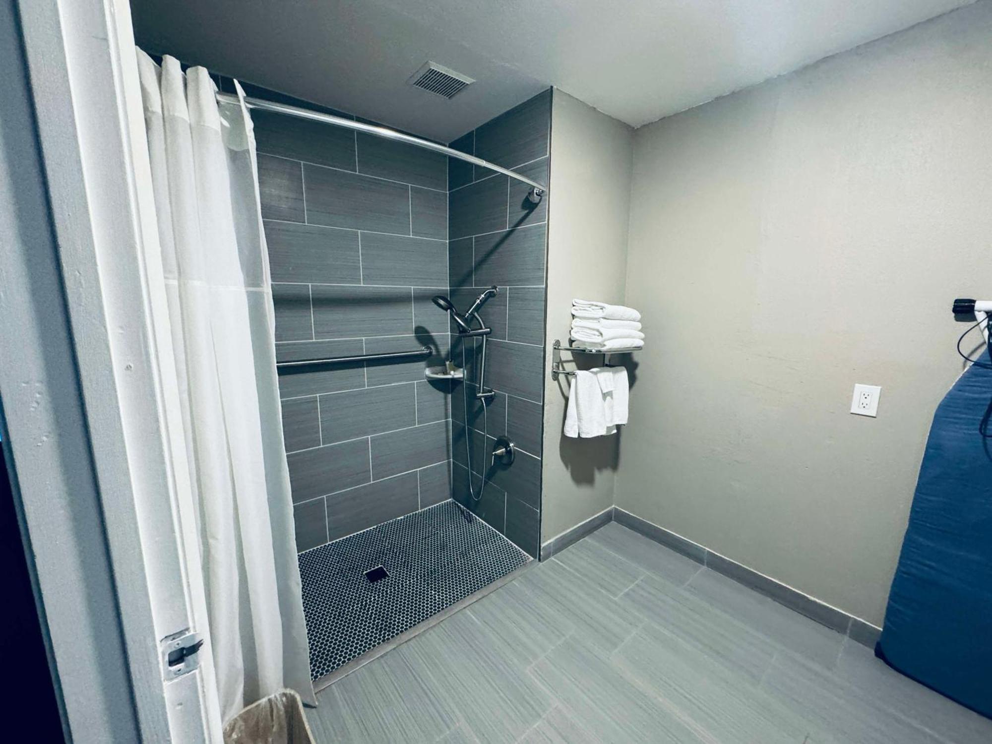 Surestay By Best Western Fresno Central Екстер'єр фото