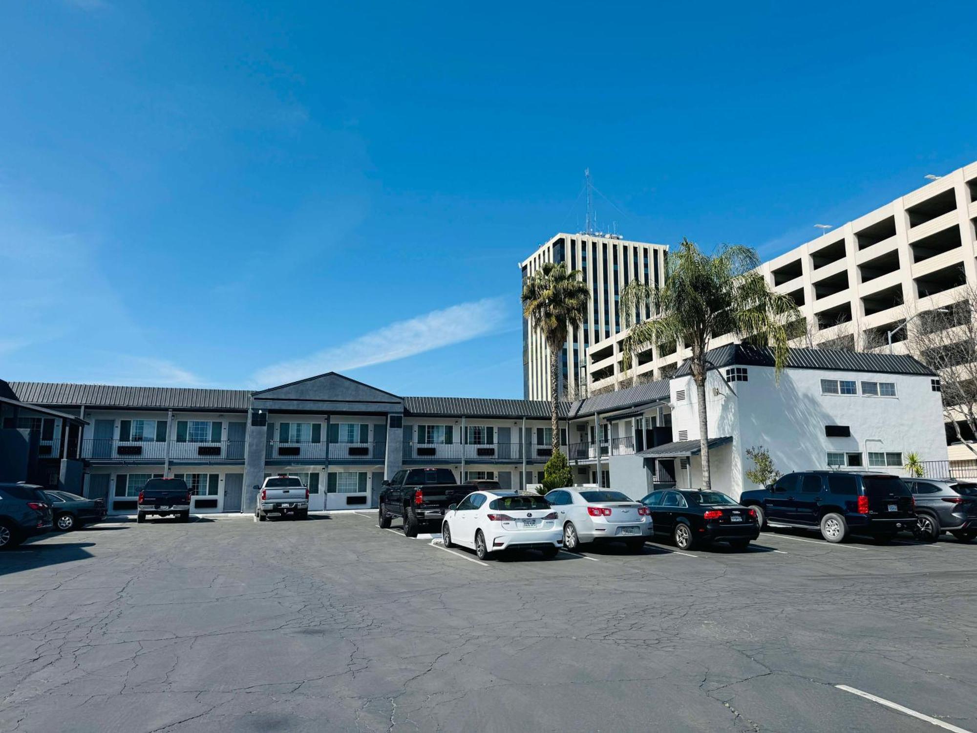 Surestay By Best Western Fresno Central Екстер'єр фото