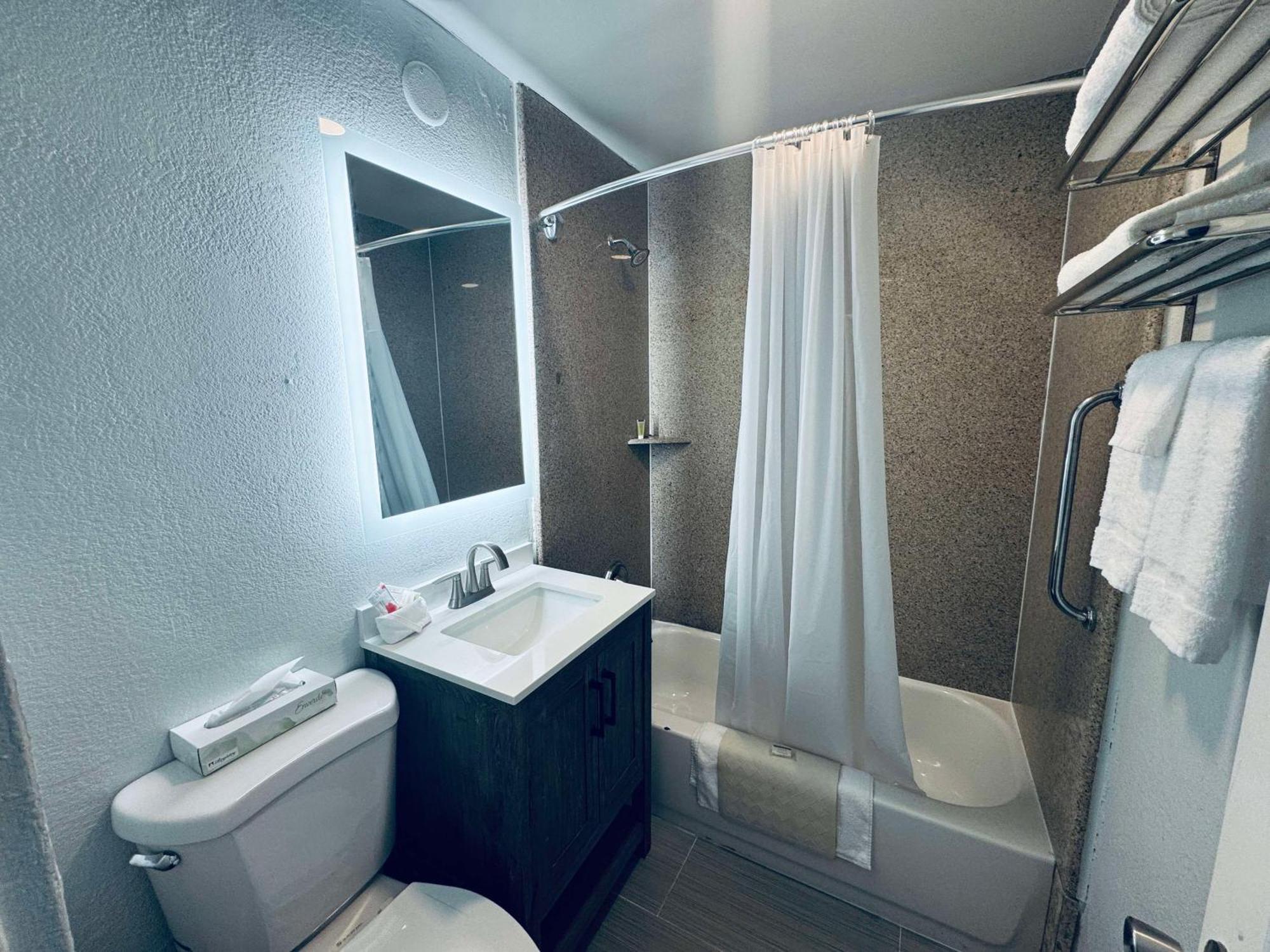 Surestay By Best Western Fresno Central Екстер'єр фото